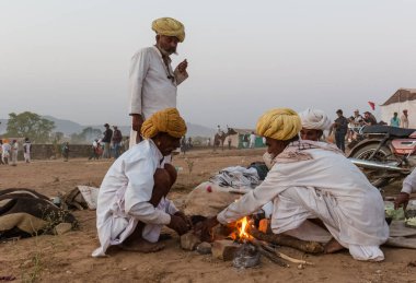 PUSHKAR, RAJASTHAN / INDIA - Kasım 2019: Pushkar Deve Fuarı 'ndaki yerel halk