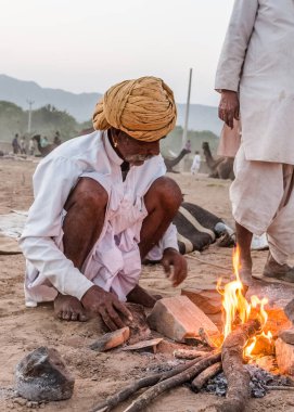 PUSHKAR, RAJASTHAN / INDIA - Kasım 2019: Pushkar deve panayırında geleneksel elbise ve türban giymiş Rajasthani erkeğinin portresi