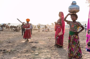 Puşkar, Rajasthan, Hindistan - Ekim 2017: Geleneksel giyinmiş Rajasthani hanımları