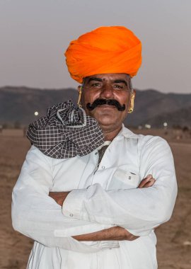 Puşkar, Rajasthan / Hindistan - Ekim 2017: Pushkar Camel Fuarı 'nda yerel adam