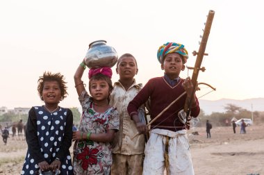 PUSHKAR, RAJASTHAN / INDIA - Pushkar Camel Fuar Alanındaki yerel çocuklar 