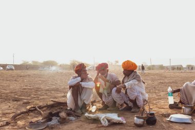 PUSHKAR, RAJASTHAN / INDIA - Kasım 2019: Pushkar Deve Fuarı 'ndaki yerel halk