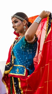 Puşkar, Rajasthan, Hindistan - Ekim 2019: Pushkar Camel panayırında etnik elbise ve mücevher giymiş genç Hintli bir kadının portresi