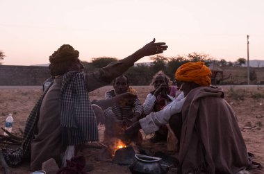 PUSHKAR, RAJASTHAN / INDIA - Kasım 2019: Pushkar Deve Fuarı 'ndaki yerel halk