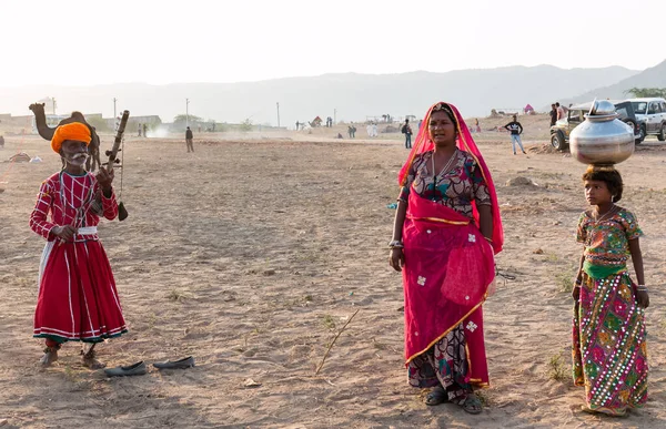 プシュカル ラジャスタン インド ラージャスターン州プシュカル キャメル フェアグラウンドで伝統衣装を着た女性 — ストック写真