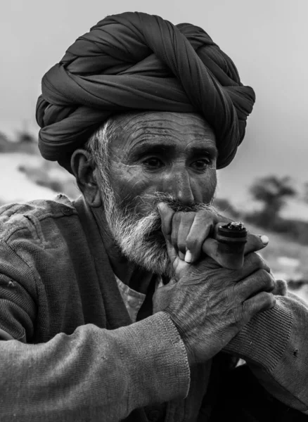 インド ラジャスタン州プシュカル2017年10月 ラージャスターン州シガーとレッドターバンを頭に持つ老人 — ストック写真