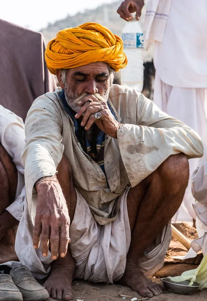 Pushkar Rajasthan Indie Listopad 2019 Indiáni Rajasthánu Kouří Výstavišti Během — Stock fotografie