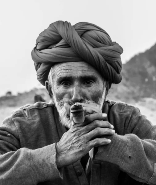 インド ラジャスタン州プシュカル2017年10月 ラージャスターン州シガーとレッドターバンを頭に持つ老人 — ストック写真