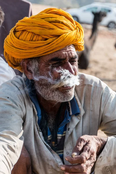 Pushkar Rajastán India Noviembre 2019 Hombres Indios Rajastán Fumando Recinto — Foto de Stock