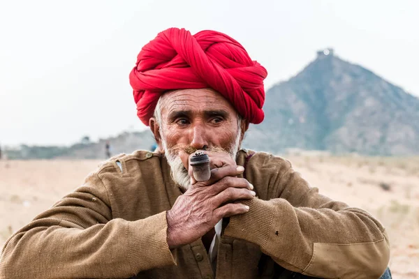 Puşkar Rajasthan Hindistan Ekim 2017 Kafasında Puro Kızıl Türbanlı Rajasthani — Stok fotoğraf