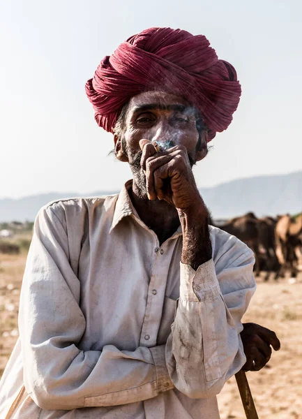 Pushkar Rajasthan Indien Okt 2017 Indischer Mann Aus Rajasthan Raucht — Stockfoto