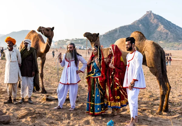 라자스탄의 2019 페어의 낙타를 배경으로 의상을 라자스탄 가족의 초상화 — 스톡 사진