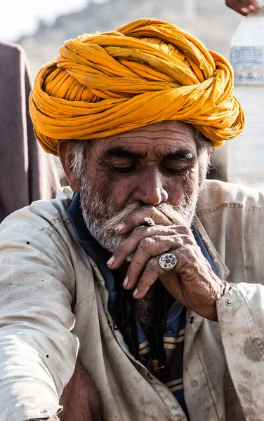 プシュカル ラジャスタン州 インド 11月2019 プシュカルラクダフェア中に公正な地面で喫煙するラジャスタン州のインド人男性 — ストック写真