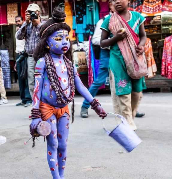 主シヴァの子供アーティストはドレスアップし プシュカルラクダフェア中に観光客を誘致するために構成しています プシュカルラジャスタンインド — ストック写真