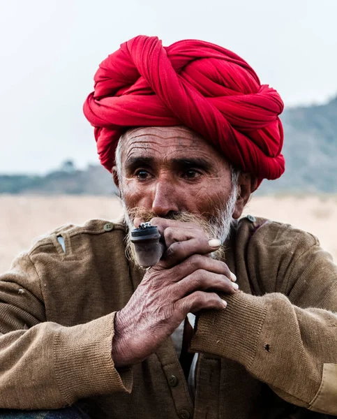 Puşkar Rajasthan Hindistan Ekim 2017 Kafasında Puro Kızıl Türbanlı Rajasthani — Stok fotoğraf