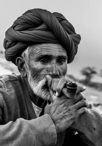 Pushkar Rajasthan India 2017 Rajasasani Old Man Cigar Red Turban — 스톡 사진