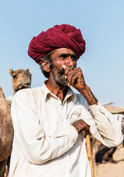 Pushkar Rajastán India Oct 2017 Hombre Indio Rajastán Fumando Recinto — Foto de Stock