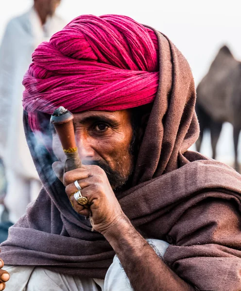 Pushkar Rajasthan India Oct 2017 Indian Man Rajasthan Smoking Fair — стоковое фото