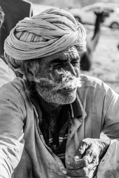 Pushkar Rajasthan Indie Listopad 2019 Indiáni Rajasthánu Kouří Výstavišti Během — Stock fotografie