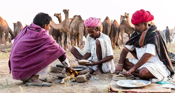 PUSHKAR, RAJASTHAN / INDIA - Kasım 2019: Pushkar fuarında tüccarlarıyla birlikte develer