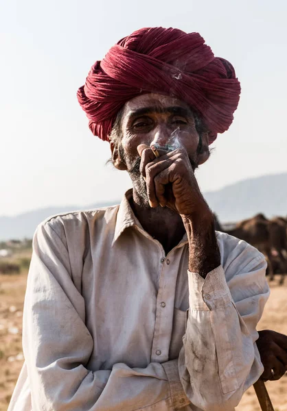 Pushkar Rajastán India Oct 2017 Hombre Indio Rajastán Fumando Recinto — Foto de Stock