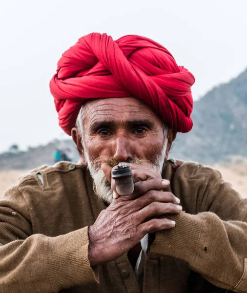 Pushkar Rajasthan India Oct 2017 Rajasthani Viejo Con Cigarro Turbante — Foto de Stock