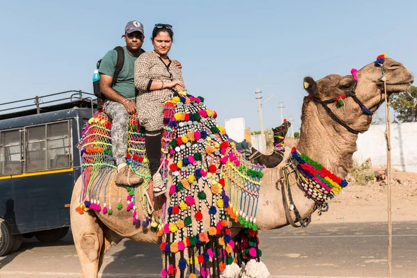 Pushkar Rajasthan India Oct 2017 Tourists Enjoying Camel Ride Sand — Stockfoto