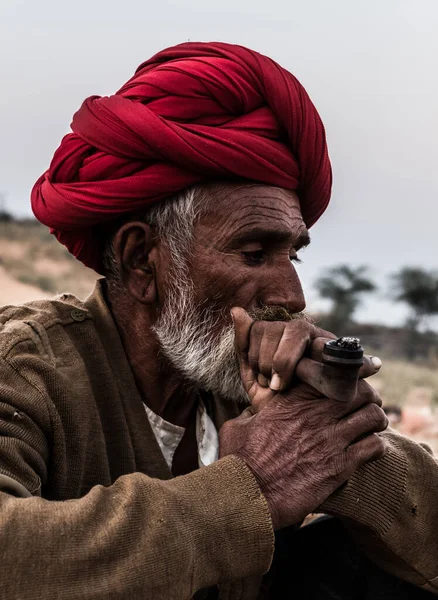 Puşkar Rajasthan Hindistan Ekim 2017 Kafasında Puro Kızıl Türbanlı Rajasthani — Stok fotoğraf
