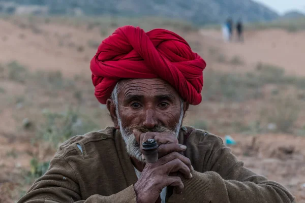 Pushkar Rajasthan Indie Říj 2017 Rajasthani Stařec Doutníkem Červeným Turbanem — Stock fotografie