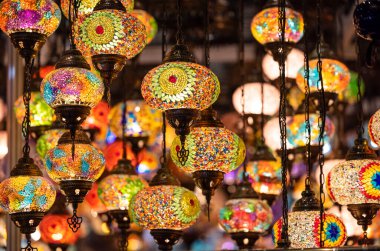 Oryantal renkli cam asılı lambalar veya fenerler sanatsal seçici odak arkaplan.
