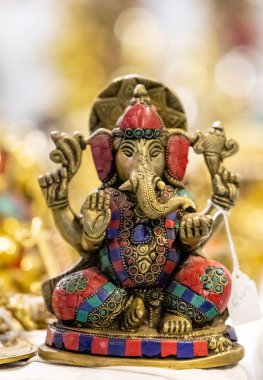 Hindistan hediyelik eşya dükkanındaki el işi ürünlerin yakın plan görüntüsü