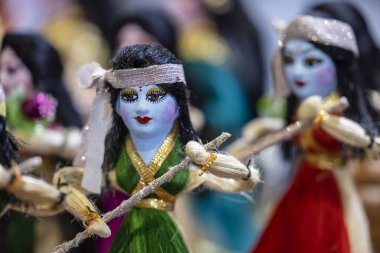 NEW DELHI, Hindistan - Hunar Haat 'taki Hint hediyelik eşya dükkanında el işi ürünleri