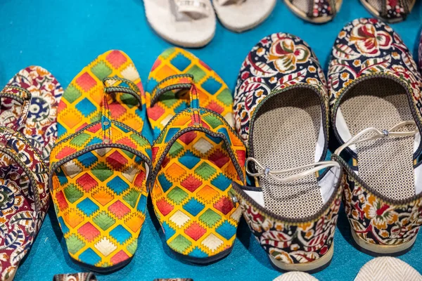 NEW DELHI, Hindistan - Hunar Haat 'taki Hint hediyelik eşya dükkanında el işi ürünleri