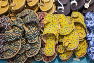 NEW DELHI, Hindistan - Hunar Haat 'taki Hint hediyelik eşya dükkanında el işi ürünleri