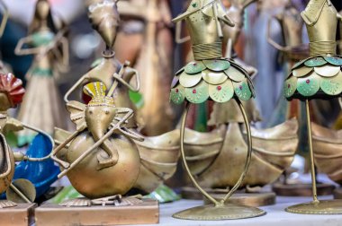 NEW DELHI, Hindistan - Hunar Haat 'taki Hint hediyelik eşya dükkanında el işi ürünleri