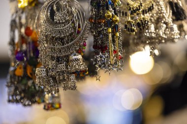 Yerel dükkanda sergilenen Hint etnik mücevherleri, yakın çekim manzarası 