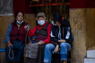 Yeni Delhi, Hindistan - Aralık 2021: Manastır dışında kış sabahı Tibet halkı.