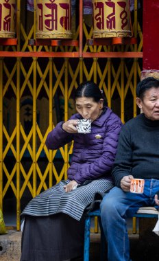 Yeni Delhi, Hindistan - Aralık 2021: Manastır dışında kış sabahı Tibet halkı.