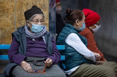 Yeni Delhi, Hindistan - Aralık 2021: Manastır dışında kış sabahı Tibet halkı.