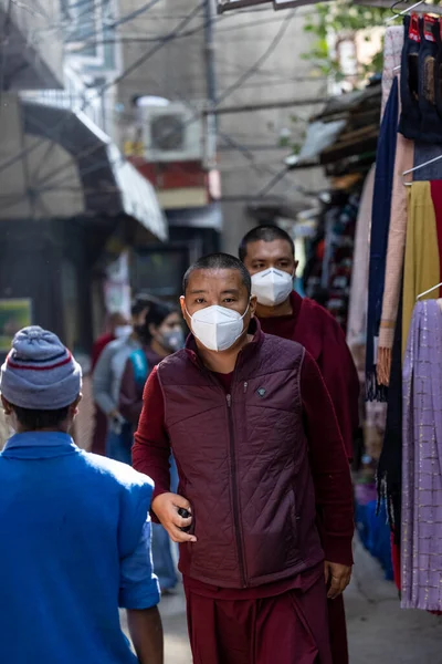 Yeni Delhi, Hindistan - Aralık 2021: Tibet manastırı bölgesinde kırmızı giysili Hint Tibet keşişi lama.