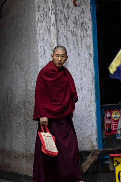 Yeni Delhi, Hindistan - Aralık 2021: Manastır dışında kış sabahı Tibet halkı.