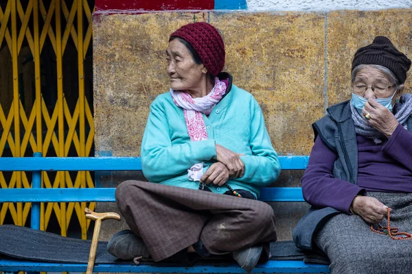 Yeni Delhi, Hindistan - Aralık 2021: Manastır dışında kış sabahı Tibet halkı.