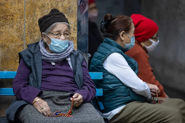 Yeni Delhi, Hindistan - Aralık 2021: Manastır dışında kış sabahı Tibet halkı.