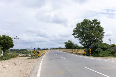 Kırsal alanda asfalt yol, Hindistan