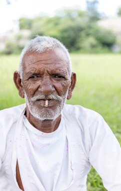 Jawai, Rajasthan, Hindistan - Eylül 2021: Jawai sahasında geleneksel beyaz elbiseli Rabari etnik grubunun erkek çobanı portresi.