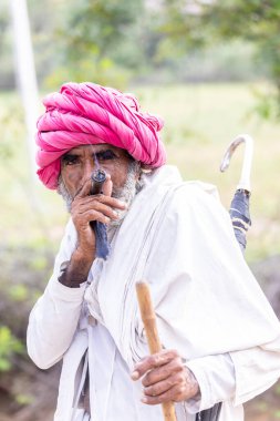 Jawai, Rajasthan, Hindistan - Eylül 2021: Jawai sahasında Rabari etnik grubuna mensup bir erkek çobanın portresi.