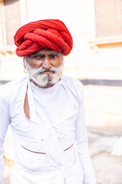 Jawai, Rajasthan, Hindistan - Eylül 2021: Jawai sahasında Rabari etnik grubuna mensup bir erkek çobanın portresi.