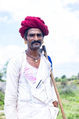 Jawai, Rajasthan, Hindistan - Eylül 2021: Jawai sahasında Rabari etnik grubuna mensup bir erkek çobanın portresi.