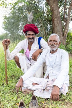 Jawai, Rajasthan, Hindistan - Eylül 2021: Jawai sahasında Rabari etnik grubunun erkek çobanlarının portresi.