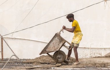 GHAZIABAD, UTTAR PRADESH, Hindistan - Ekim 2021: İnşaat alanında çalışan tanımlanamayan Hintli erkek işçiler.  